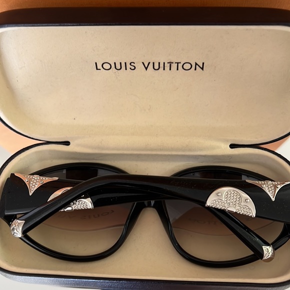 LOUIS VUITTON “IRIS” Sunnies😎 - Picture 17 of 17